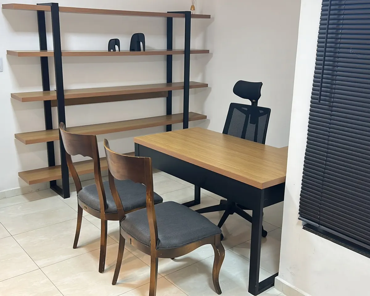 Sala 4 para aluguel em Petrolina: mesa de atendimento e estante de madeira na Vida Plena Social, Petrolina - PE
